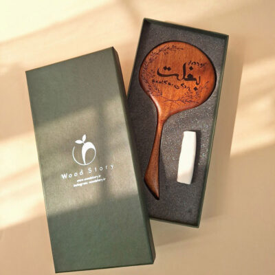 آینه دستی چوبی طرح لیانا با قاب زیبا و بسته‌بندی خاص، مناسب خرید آینه و هدیه عاشقانه