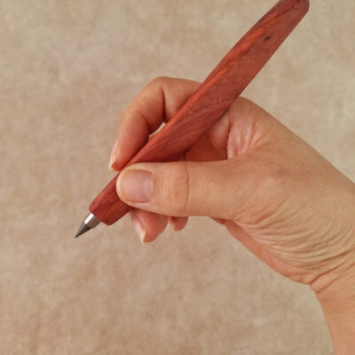 مداد چوبی بینهایت در دست