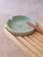 زیرسیگاری دچار چوبی