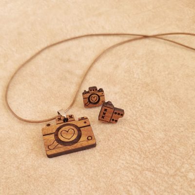 گوشواره و گردنبند چوبی طرح دوربین عکاسی