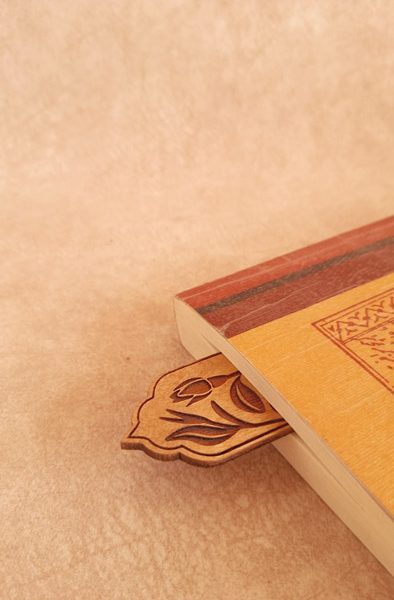 بوکمارک چوبی طرح گل نگار