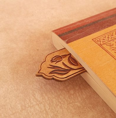 بوکمارک چوبی طرح گل نگار